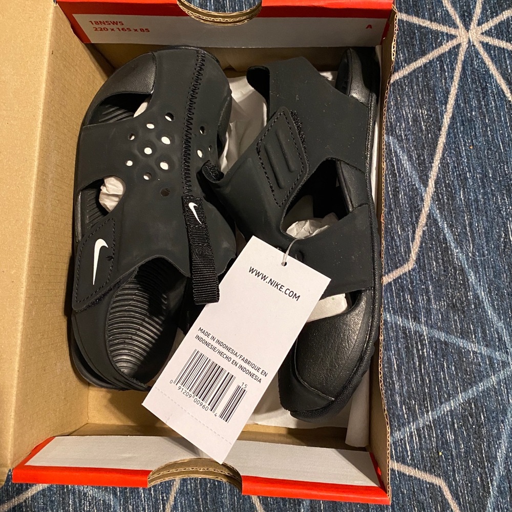 BRAND NEW Nike sandals!